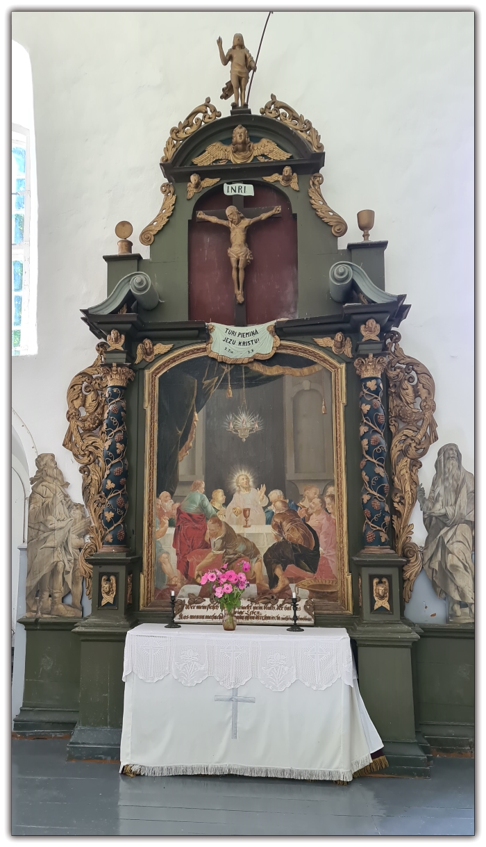 1693. gada 14. jūlijā Ates muižas nomnieks, zviedru armijas majors Šreiterfelds dāvina baznīcai altāri ar visiem piederumiem. Altāris vēl šodien atrodas baznīcā un ir novietots altāra telpā pie dienvidu sienas.