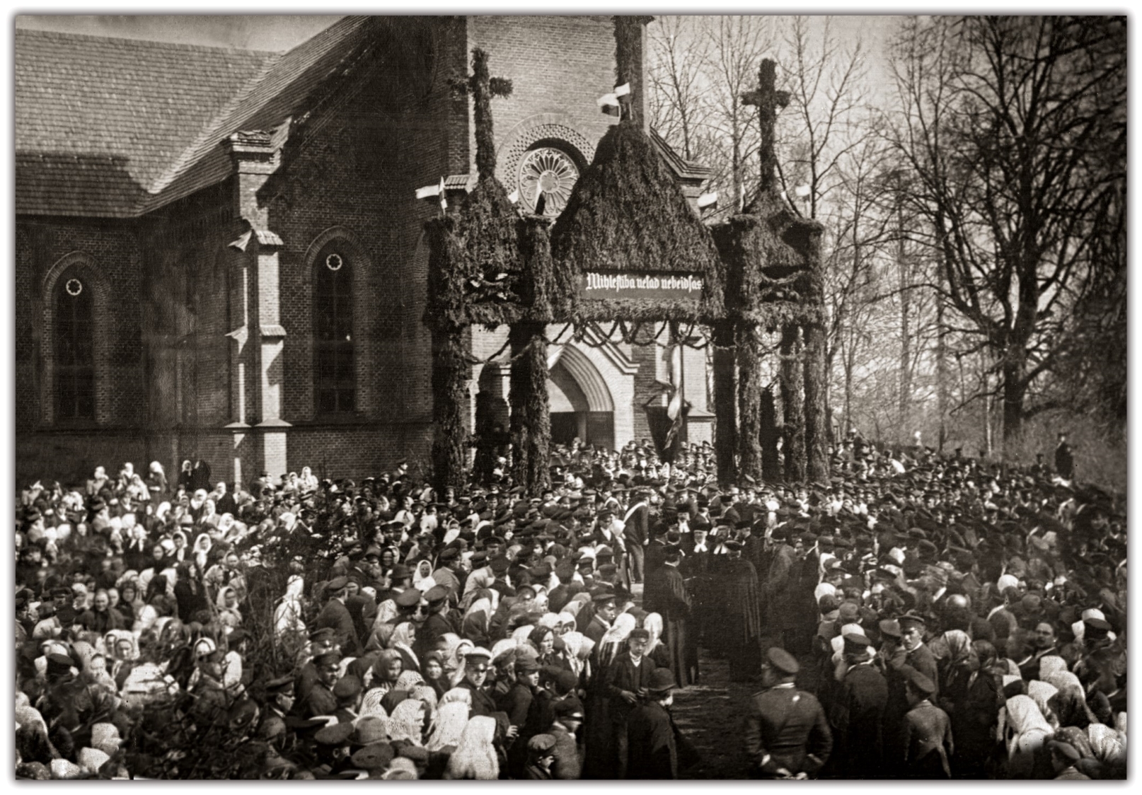 Mācītāja Gotholda Kīglera izvadīšana no Mazsalacas baznīcas 1898. gadā